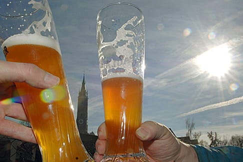 Aufgrund seines hohen Silizium-Anteils stärkt Bier die Knochen.