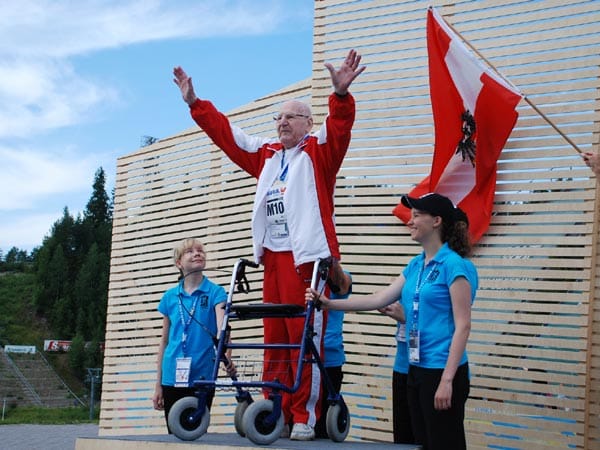 Etliche Medaillen und Abzeichen dokumentieren seine Erfolge als Leichtathlet. Sein Ziel ist eine Goldmedaille im Diskuswerfen bei der Weltmeisterschaft der Senioren in Finnland.