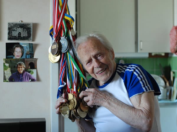 In einem Altenheim in Stockholm lebt der 93-jährige Herbert Liedtke. Seit seine Frau gestorben ist, konzentriert auch er sich wieder auf den Leistungssport und hofft in Finnland auf die Goldmedaille im 100-Meterlauf.