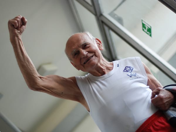 Mit 1,09 Metern will der 82-jährige Jiri Soukup in Finnland einen Weltrekord im Hochsprung aufstellen. Mit Sport versucht er jung zu bleiben. Er ballt die Hand zur Faust, damit das Leben, das wie Wasser sei, ihm nicht durch die Finger rinnt.