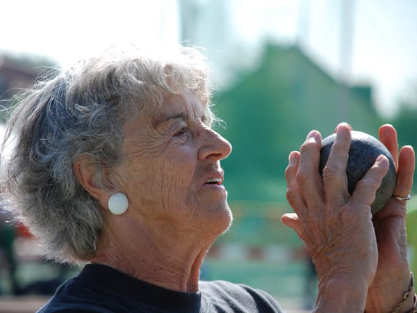 Mit 6 m will Ilse Pleuger den Weltrekort von 5,89 m bei der 85er-Klasse im Kugelstoßen durchbrechen. Während andere Senioren im Park spazieren gehen, trainiert die 85-jährige für die Goldmedaille.