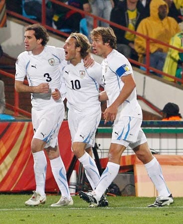 TOP: Uruguay. Gerade einmal 3,5 Millionen Einwohner hat das Land - etwas mehr als Berlin. Doch Diego Forlan ( Nr. 10) und Co. überzeugten und landeten überraschend auf Rang vier - noch vor Brasilien und Argentinien. TOP: Uruguay. Gerade einmal 3,5 Millionen Einwohner hat das Land - etwas mehr als Berlin. Doch Diego Forlan ( Nr. 10) und Co. überzeugten und landeten überraschend auf Rang vier - noch vor Brasilien und Argentinien.