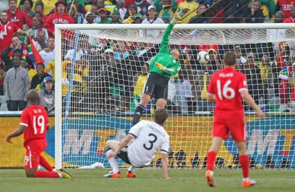 FLOP: Fehlende Technik. Mit dem Chip im Ball hätte Franck Lampard für England gegen Deutschland zum 2:2 ausgeglichen. Die Technik ist da, sie muss nur eingesetzt werden. FLOP: Fehlende Technik. Mit dem Chip im Ball hätte Franck Lampard für England gegen Deutschland zum 2:2 ausgeglichen. Die Technik ist da, sie muss nur eingesetzt werden.