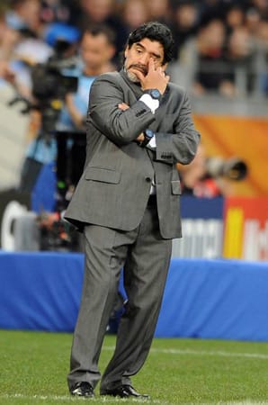 FLOP: Argentiniens Nationaltrainer Diego Maradona scheiterte an Deutschland. Er versprach Argentinien den Titel - doch am Ende steht auch er mit leeren Händen da. FLOP: Argentiniens Nationaltrainer Diego Maradona scheiterte an Deutschland. Er versprach Argentinien den Titel - doch am Ende steht auch er mit leeren Händen da.