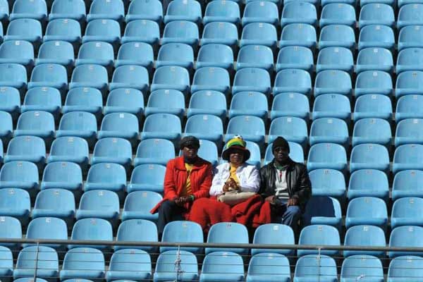 FLOP: Schöne Stadien sind das eine. Noch schöner wäre es, wenn sie auch voll wären. Aber große Lücken taten sich bei vielen Spielen auf. Besonders ärgerlich für Fans, die gern dabei gewesen wären: Manche galten trotzdem als aus verkauft. Der Grund für die leeren Plätze? Würde die FIFA auch gern kennen. FLOP: Schöne Stadien sind das eine. Noch schöner wäre es, wenn sie auch voll wären. Aber große Lücken taten sich bei vielen Spielen auf. Besonders ärgerlich für Fans, die gern dabei gewesen wären: Manche galten trotzdem als aus verkauft. Der Grund für die leeren Plätze? Würde die FIFA auch gern kennen.