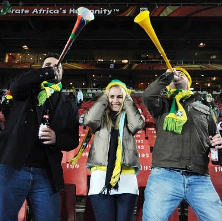 FLOP: Fußball in Afrika ist nicht wie Fußball in Europa. Fangesänge sind dort selten, stattdessen wird in die Vuvuzelas gepustet, was das Zeug hält. Gehört in Afrika einfach dazu, raubte aber trotzdem zahllosen TV-Zuschauern (und auch einigen Spielern) den Nerv. FLOP: Fußball in Afrika ist nicht wie Fußball in Europa. Fangesänge sind dort selten, stattdessen wird in die Vuvuzelas gepustet, was das Zeug hält. Gehört in Afrika einfach dazu, raubte aber trotzdem zahllosen TV-Zuschauern (und auch einigen Spielern) den Nerv.