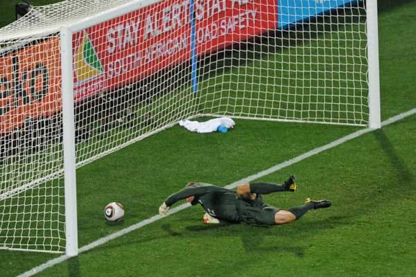 FLOP: England und seine Torhüter - die unendliche Leidensgeschichte geht weiter. Das neueste Kapitel schrieb Robert Green, der eine Mischung aus Schussversuch und Rückgabe des Amerikaners Clint Dempsey durchrutschen ließ. Folge: Häme in der heimischen Presse ("Die Hand des Trottels") und ab dem zweiten Spiel ein Platz auf der Ersatzbank. FLOP: England und seine Torhüter - die unendliche Leidensgeschichte geht weiter. Das neueste Kapitel schrieb Robert Green, der eine Mischung aus Schussversuch und Rückgabe des Amerikaners Clint Dempsey durchrutschen ließ. Folge: Häme in der heimischen Presse ("Die Hand des Trottels") und ab dem zweiten Spiel ein Platz auf der Ersatzbank.