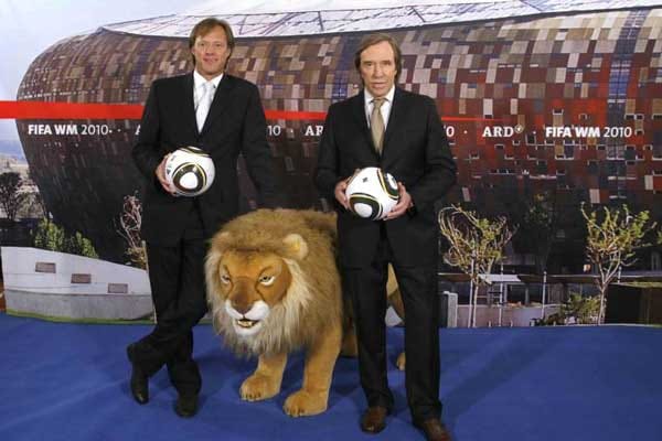 TOP: Und sie können es immer noch. Wenn die Spieler ein ähnliches Niveau erreicht hätten wie Günter Netzer (re.) und Gerhard Delling in der ARD, wären uns einige Langweiler erspart geblieben. Jetzt hört Netzer auf. Schade. TOP: Und sie können es immer noch. Wenn die Spieler ein ähnliches Niveau erreicht hätten wie Günter Netzer (re.) und Gerhard Delling in der ARD, wären uns einige Langweiler erspart geblieben. Jetzt hört Netzer auf. Schade.