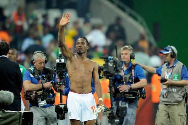 FLOP: Der Durchbruch des afrikanischen Fußballs wird seit Kameruns Paukenschlag 1990 bei jeder WM prognostiziert. Diesmal, auf dem eigenen Kontinent, sollte es endlich klappen. Resultat: Ernüchternd. Nur Ghana rettete die afrikanische Ehre. Der Rest - Ausrichter Südafrika ebenso wie Didier Drogba (Foto) und die hoch eingeschätzte Elfenbeinküste - war nach der Vorrunde raus. FLOP: Der Durchbruch des afrikanischen Fußballs wird seit Kameruns Paukenschlag 1990 bei jeder WM prognostiziert. Diesmal, auf dem eigenen Kontinent, sollte es endlich klappen. Resultat: Ernüchternd. Nur Ghana rettete die afrikanische Ehre. Der Rest - Ausrichter Südafrika ebenso wie Didier Drogba (Foto) und die hoch eingeschätzte Elfenbeinküste - war nach der Vorrunde raus.