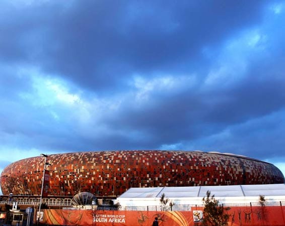 TOP: Was war im Vorfeld nicht alles geredet worden. Werden die Stadien fertig? Wie ist die Sicherheitslage? Jetzt steht fest: Die Stadien präsentierten sich durch die Bank in einem Top-Zustand und auch in Sachen Sicherheit lief fast alles glatt. TOP: Was war im Vorfeld nicht alles geredet worden. Werden die Stadien fertig? Wie ist die Sicherheitslage? Jetzt steht fest: Die Stadien präsentierten sich durch die Bank in einem Top-Zustand und auch in Sachen Sicherheit lief fast alles glatt.