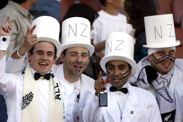 TOP: Neuseeland? Das sind doch die Jungs, die sich beim Rugby immer mit dem furchterregenden Tanz heiß machen...Schon richtig. Aber dass Neuseeländer auch Fußball spielen können, zeigten sie in der Vorrunde. Ein Tor fehlte zur Riesen-Sensation, dem Achtelfinal-Einzug. Aber auch so waren die Fans zufrieden. TOP: Neuseeland? Das sind doch die Jungs, die sich beim Rugby immer mit dem furchterregenden Tanz heiß machen...Schon richtig. Aber dass Neuseeländer auch Fußball spielen können, zeigten sie in der Vorrunde. Ein Tor fehlte zur Riesen-Sensation, dem Achtelfinal-Einzug. Aber auch so waren die Fans zufrieden.