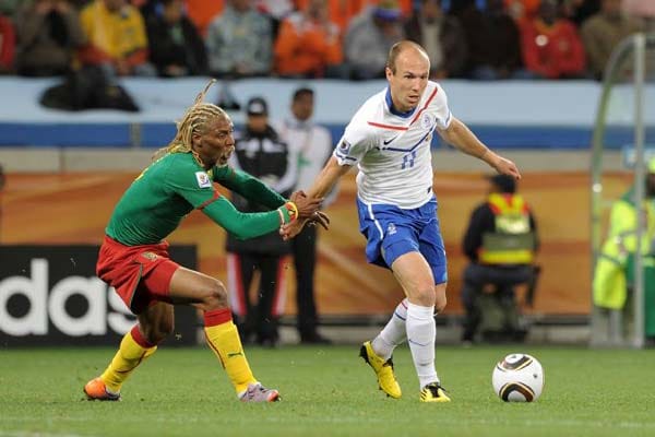 TOP: Viel wird von Kamerun bei dieser WM nicht in Erinnerung bleiben. Es standen null Punkte nach drei Spielen zu Buche. Doch immerhin einer sorgte für positive Schlagzeilen: Rigobert Song (li.) spielte als erster Afrikaner sein viertes WM-Turnier. TOP: Viel wird von Kamerun bei dieser WM nicht in Erinnerung bleiben. Es standen null Punkte nach drei Spielen zu Buche. Doch immerhin einer sorgte für positive Schlagzeilen: Rigobert Song (li.) spielte als erster Afrikaner sein viertes WM-Turnier.