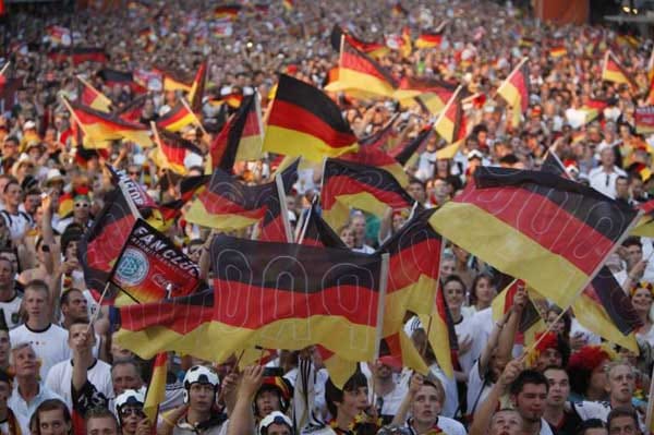 TOP: Es ist nicht jedermanns Sache, mit mehreren 100.000 Menschen bei 35 Grad in praller Sonne auf eine Leinwand zu schauen. Aber es werden immer mehr, die es gerne tun. Auch sonst ist Deutschland wieder im kollektiven Fußball-Fieber. TOP: Es ist nicht jedermanns Sache, mit mehreren 100.000 Menschen bei 35 Grad in praller Sonne auf eine Leinwand zu schauen. Aber es werden immer mehr, die es gerne tun. Auch sonst ist Deutschland wieder im kollektiven Fußball-Fieber.