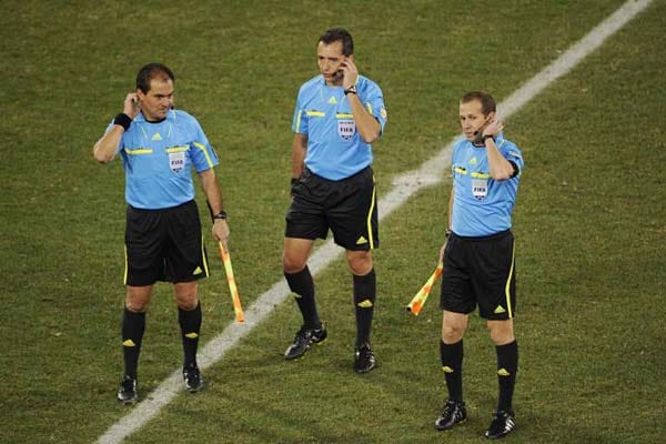 FLOP: Die Schiedsrichter-Leistungen. Die Liste der Spiele mit krassen Fehlentscheidungen ist so lang, dass selbst FIFA-Boss Joseph Blatter inzwischen zugeben musste, dass es von Seiten der Schiedsrichter kein "5-Sterne-Turnier" sei. FLOP: Die Schiedsrichter-Leistungen. Die Liste der Spiele mit krassen Fehlentscheidungen ist so lang, dass selbst FIFA-Boss Joseph Blatter inzwischen zugeben musste, dass es von Seiten der Schiedsrichter kein "5-Sterne-Turnier" sei.