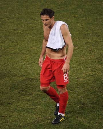 TOP: Sportlich haben die Engländer nichts gerissen, gegen Deutschland gingen sie am Ende sogar unter. Doch zumindest in Sachen Fairness konnten sie punkten. Frank Lampard und Kollegen bissen sich nach dem Aus nicht am nicht gegebenen Tor fest, sondern suchten die Fehler bei sich selbst. Selbst die für ihre Härte bekannten englischen Medien beschäftigten sich mehr mit der eigenen Schwäche als mit dem geklauten Tor. TOP: Sportlich haben die Engländer nichts gerissen, gegen Deutschland gingen sie am Ende sogar unter. Doch zumindest in Sachen Fairness konnten sie punkten. Frank Lampard und Kollegen bissen sich nach dem Aus nicht am nicht gegebenen Tor fest, sondern suchten die Fehler bei sich selbst. Selbst die für ihre Härte bekannten englischen Medien beschäftigten sich mehr mit der eigenen Schwäche als mit dem geklauten Tor.