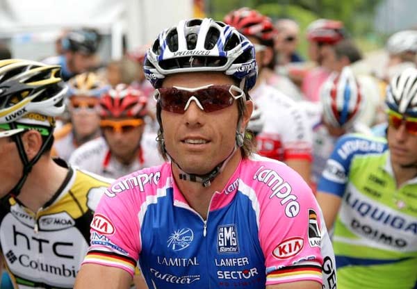 Ein Tour-Comeback feiert Danilo Hondo, der nach langer Dopingsperre und Arbeitssuche im italienischen Lampre-Team nach sechs Jahren wieder die Startchance erhielt. Ein Tour-Comeback feiert Danilo Hondo, der nach langer Dopingsperre und Arbeitssuche im italienischen Lampre-Team nach sechs Jahren wieder die Startchance erhielt.