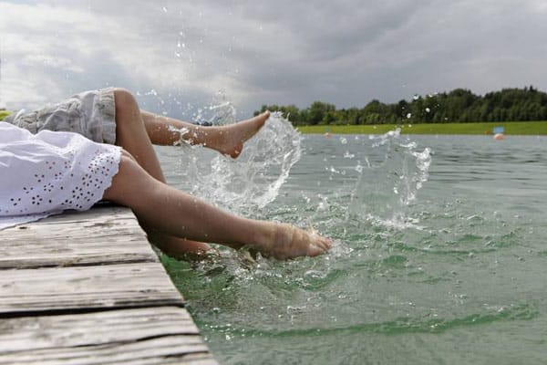Ein kühles Fußbad im Chiemsee tut gut an einem heißen Sommertag