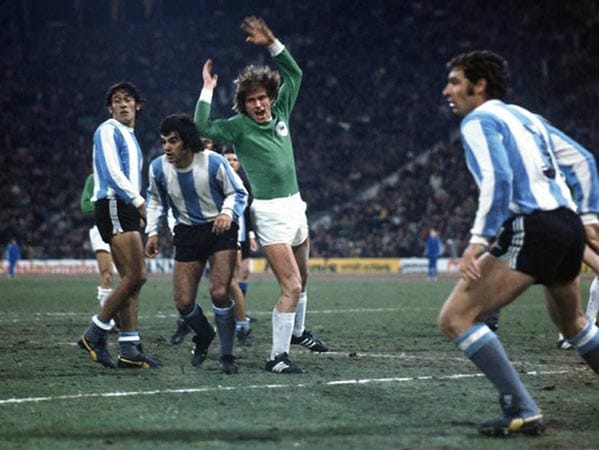 14. Februar 1973 in München: Gladbachs Angreifer Jupp Heynckes (Mitte) darf beim 2:3 zwar einen Treffer erzielen, doch Freude kommt nicht auf. Deutschland wird vom Gast aus Südamerika phasenweise vorgeführt.