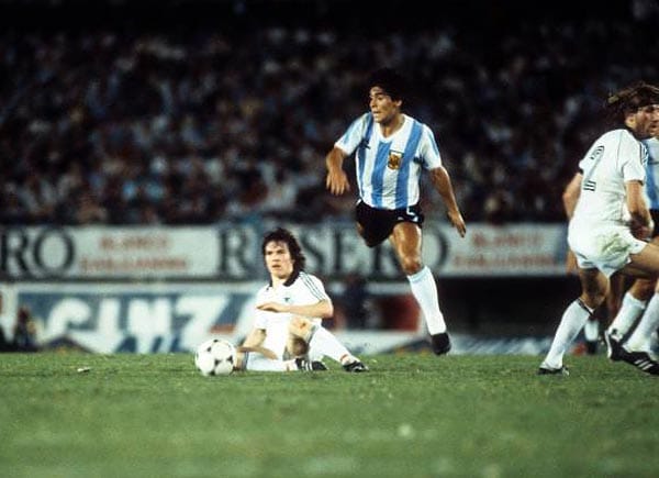 24. März 1982 in Buenos Aires: Der Beginn eines großes Duells - der 21-jährige Lothar Matthäus nimmt Diego Armando Maradona beim 1:1 völlig aus dem Spiel.