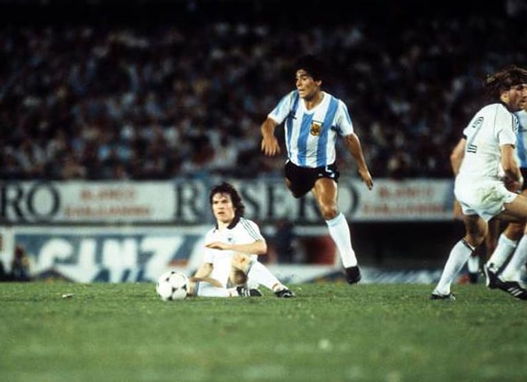 24. März 1982 in Buenos Aires: Der Beginn eines großes Duells - der 21-jährige Lothar Matthäus nimmt Diego Armando Maradona beim 1:1 völlig aus dem Spiel.