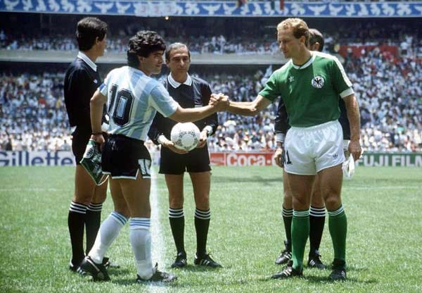29. Juni 1986: WM-Finale in Mexiko, Maradona (li.) und Karl-Heinz Rummenigge bei der Begrüßung. Vor dem Spiel ruft der argentinische Star vor Angst noch nach seiner Mutter.