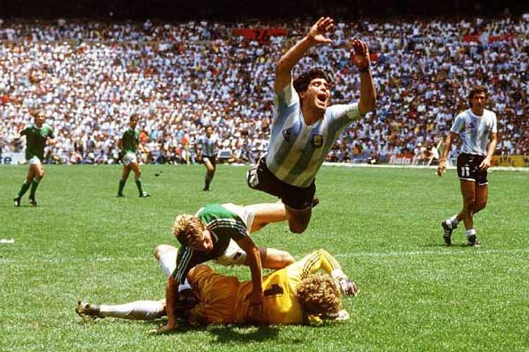 Von Matthäus wieder vollkommen abgemeldet, versucht Maradona alles, auch als fliegender Argentinier. Am Ende reicht ihm ein feiner Pass zum entscheidenden 3:2.