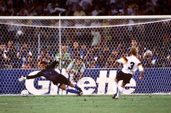 8. Juli 1990: Vier Jahre später rächt Andi Brehme per Elfmeter die Final-Niederlage von Mexiko.