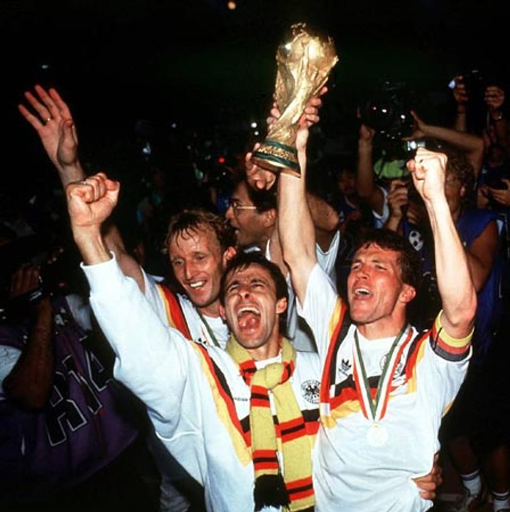 Brehme, Littbarski und Matthäus (von links) feiern den dritten WM-Titel nach 1954 und 1974.