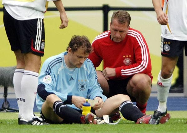 30. Juni 2006: Der vielleicht berühmteste Zettel der Fußball-Geschichte: Jens Lehmann hält dank der Aufzeichnungen des Torwarttrainers Andreas Köpke (re.) zwei Elfmeter und beschert Deutschland den Einzug ins Halbfinale.