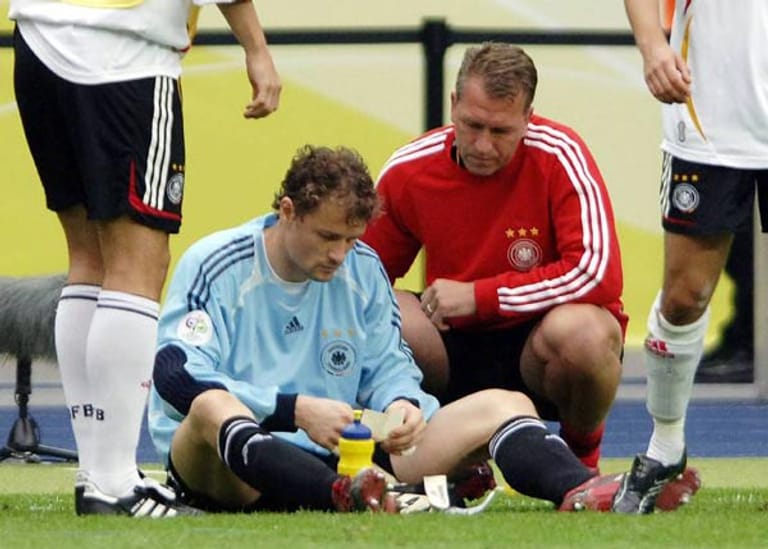 30. Juni 2006: Der vielleicht berühmteste Zettel der Fußball-Geschichte: Jens Lehmann hält dank der Aufzeichnungen des Torwarttrainers Andreas Köpke (re.) zwei Elfmeter und beschert Deutschland den Einzug ins Halbfinale.