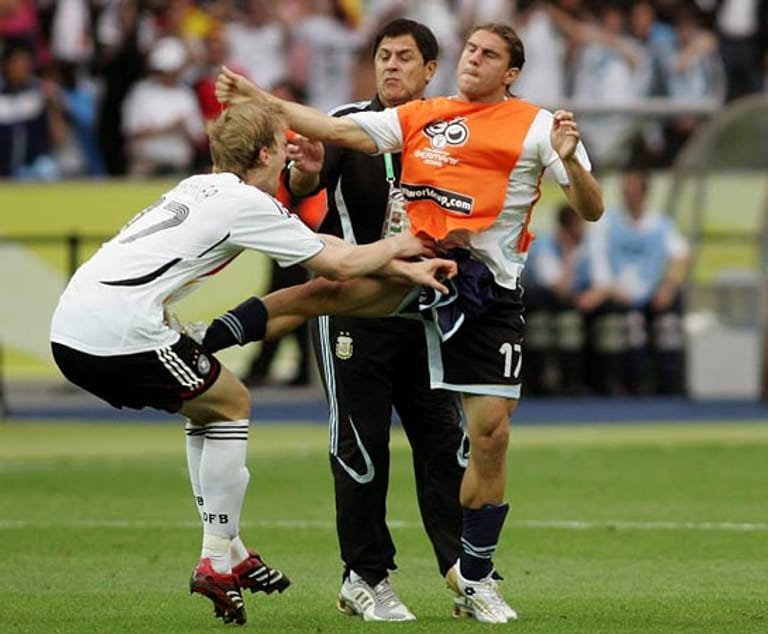 Ein Tritt, ein Skandal, Rudelbildung, Frings-Sperre: Der argentinische Reservist Leandro Cufre sorgt mit seinem Ausraster gegen Per Mertesacker für den negativen Höhepunkt des Viertelfinals.