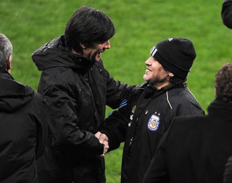 Das erste Duell entscheidet der kleine Dribbelkünstler (rechts) für sich. Wird Joachim Löw nun Revanche nehmen?