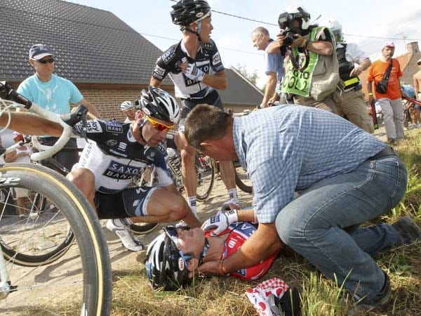 Prominenter Ausfall im Saxo-Bank-Team: Frank Schleck brach sich auf der 3. Etappe von Wanze nach Arenberg bei einem Sturz auf einem Kopfsteinpflaster-Abschnitt das Schlüsselbein dreifach. Prominenter Ausfall im Saxo-Bank-Team: Frank Schleck brach sich auf der 3. Etappe von Wanze nach Arenberg bei einem Sturz auf einem Kopfsteinpflaster-Abschnitt das Schlüsselbein dreifach.
