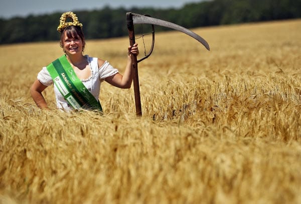 Die sächsische Erntekönigin Antje Georgi posiert auf einem Getreidefeld in Beiersdorf bei Grimma für den Fotografen