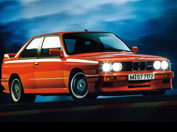 1985 kommt der erste BMW M3 auf den Markt - mit dicken Backen, einem Riesen-Spoiler auf dem Heckdeckel und mit "nur" eine Vierzylinder-Triebwerk.