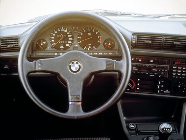 Tacho bis 260: Der BMW M3 fährt in einer eigenen Liga - obwohl der 2,3-Liter-Vierzylinder nur 195 PS liefert.