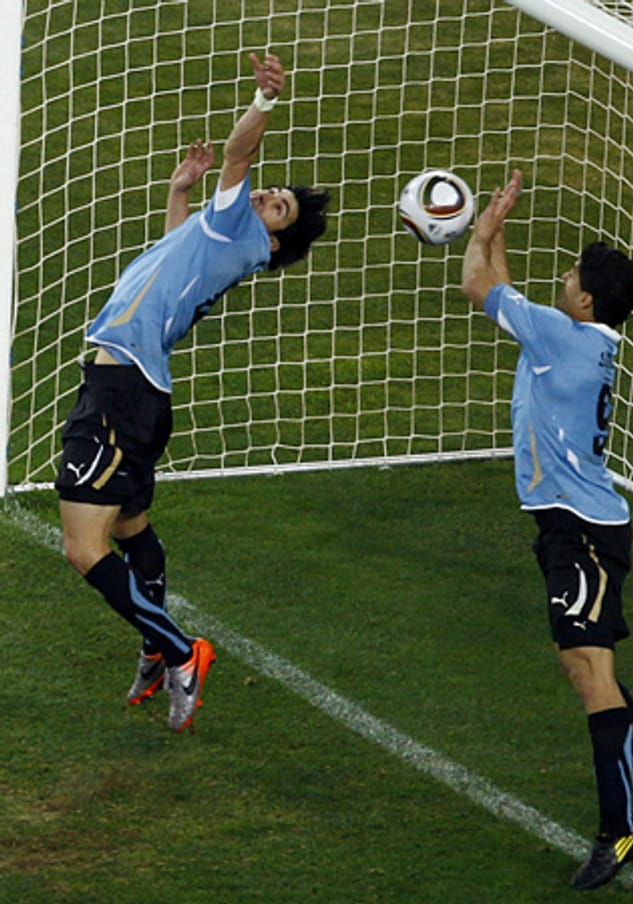 "Am Ende ist die Hand Gottes jetzt meine." (Uruguays Nationalspieler Luis Suarez nach seinem Handspiel, mit dem er eine Niederlage gegen Ghana verhinderte, in Anspielung auf das Handtor von Argentiniens Diego Maradona bei der WM 1986 in Mexiko)