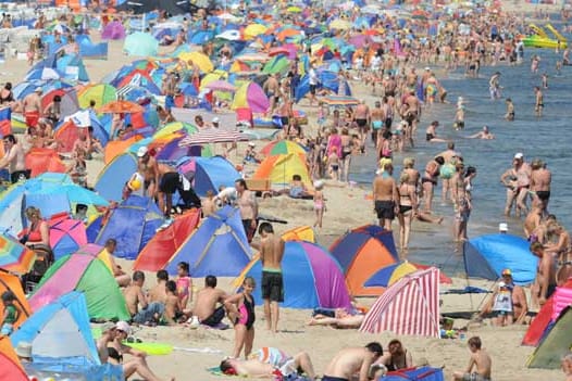 Wetter: Reger Andrang herrscht am Ostseestrand Zinnowitz auf der Insel Usedom - zumindest ist hier das frische Nass sehr nah