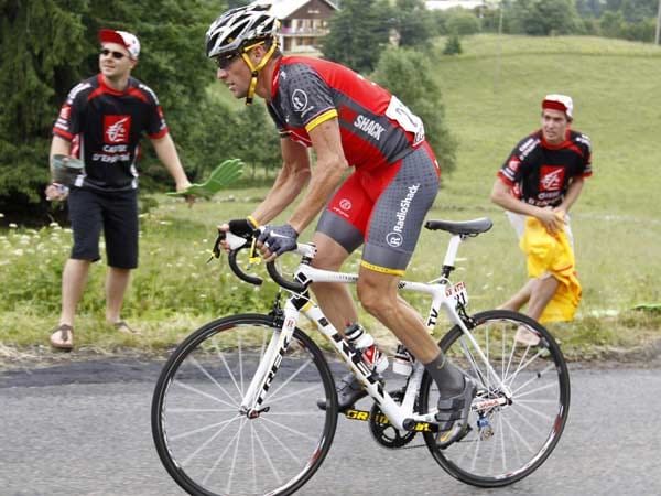 Lance Armstrong geht aus dem Sattel - eine bekannte Pose. Doch heute war nicht der Tag des siebenfachen Toursiegers. Armstrong büsste wertvolle Zeit ein.