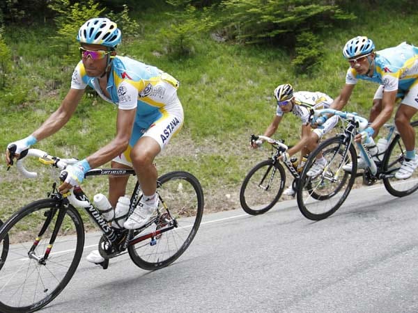 Im Gegensatz zu Armstrong zeigte sich sein Rivale Alberto Contador (li.) auf der Höhe. Der Spanier konnte am Berg das Tempo der Verfolger mitgehen, wurde dabei aber auch tatkräftig von seinen Astana-Teamkollegen unterstützt.