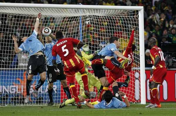 TOP und FLOP: Das Handspiel von Luis Suarez. Für die einen (Ghana) die Hand Satans, für die anderen (Uruguay) die Hand Gottes. TOP und FLOP: Das Handspiel von Luis Suarez. Für die einen (Ghana) die Hand Satans, für die anderen (Uruguay) die Hand Gottes.
