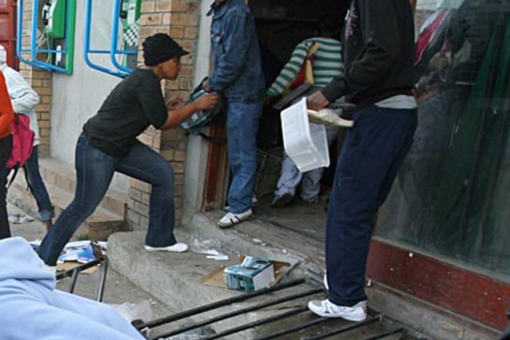 Schon 2008 fingen die Ausschreitungen gegen Ausländer in Südafrika mit der Plünderung von Geschäften an.