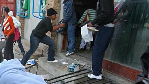 Schon 2008 fingen die Ausschreitungen gegen Ausländer in Südafrika mit der Plünderung von Geschäften an. Schon 2008 fingen die Ausschreitungen gegen Ausländer in Südafrika mit der Plünderung von Geschäften an.