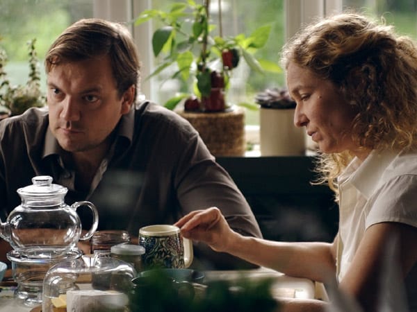 Lukas' Leben ist ein einziges Chaos. Als es bei den Eltern (Charly Hübner und Charlotte Crome) dann zu einem Zerwürfnis und schließlich zu einer Schlägerei mit seinem Bruder kommt, ist es Zeit für eine Wende. Lukas' Leben ist ein einziges Chaos. Als es bei den Eltern (Charly Hübner und Charlotte Crome) dann zu einem Zerwürfnis und schließlich zu einer Schlägerei mit seinem Bruder kommt, ist es Zeit für eine Wende.