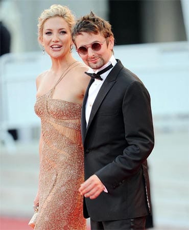 Kate Hudson bezaubert bei den Filmfestspielen von Venedig an der Seite von Matthew Bellamy. Im Sommer 2010 wurde bekannt, dass die Schauspielerin und der Muse-Sänger zueinander gefunden haben. Das überrascht nur bedingt, hat die Tochter von Goldie Hawn doch mit Rockstars bereits einschlägige Erfahrungen gesammelt. Von 2000 bis 2006 war sie mit Chris Robinson, dem Frontmann der US-Band The Black Crowes, verheiratet. Die beiden haben einen gemeinsamen Sohn.