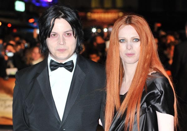 Auch Jack White, Sänger und Gitarrist der Alternative-Band The White Stripes, hat eine professionelle Schönheit an seiner Seite. Von 2005 bis 2011 war er mit dem britischen Model Karen Elson verheiratet, das schon für unzählige Top-Labels wie Jean-Paul Gaultier, Versace und Dolce & Cabbana über den Catwalk schwebte. Die beiden haben eine gemeinsame Tochter namens Scarlett Teresa.