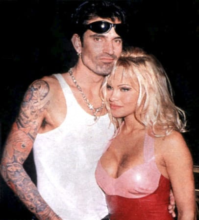 Wiederholt stellte Ex-"Baywatch"-Nixe Pamela Anderson ihr Faible für harte Rocker unter Beweis. Ein gutes Händchen hat sie bei deren Auswahl allerdings nicht. Von 1995 bis 1998 war sie mit dem Schlagzeuger und Bad Boy Tommy Lee von der Band Mötley Crüe zusammen. Die Ehe brachte neben zwei Söhnen auch einen Privatporno hervor. 1998 verbrachte Lee vier Monate im Gefängnis, weil er der Körperverletzung an Anderson für schuldig befunden wurde. Die Ehe wurde noch im selben Jahr geschieden.