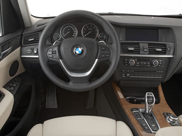 Das Armaturenbrett im neuen BMW X3 ist leicht dem Fahrer zugeneigt.