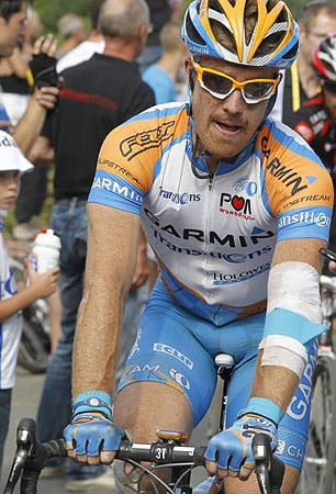 Lange hatte sich Tyler Farrar trotz eines gebrochenen Kahnbeins bei der Tour durchgebissen. Auf der 12. Etappe kam aber das Aus für den amerikanischen Sprinters. Lange hatte sich Tyler Farrar trotz eines gebrochenen Kahnbeins bei der Tour durchgebissen. Auf der 12. Etappe kam aber das Aus für den amerikanischen Sprinters.