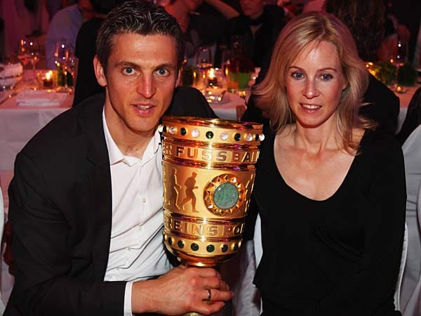 Hans-Jörg Butts Ehefrau Katja staunt über den DFB-Pokal. Jetzt geht es erst einmal an die Ostsee.